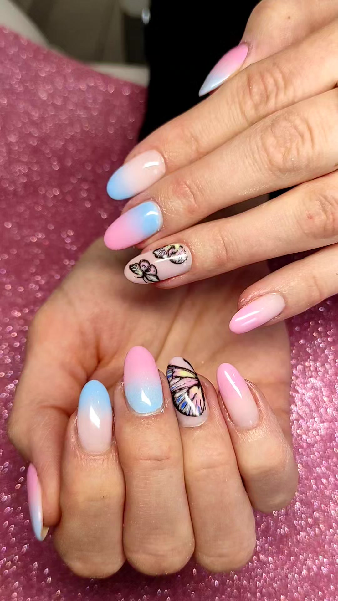 Stylizacja paznokci w salonie 4Beauty, manicure ombre z zdobieniem motyla